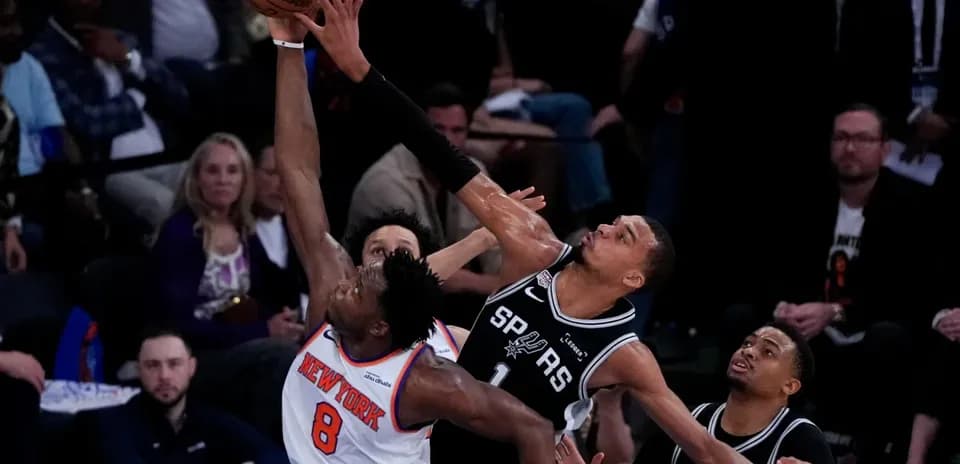 Jugador de New York intenta encestar ante defensa de Spurs