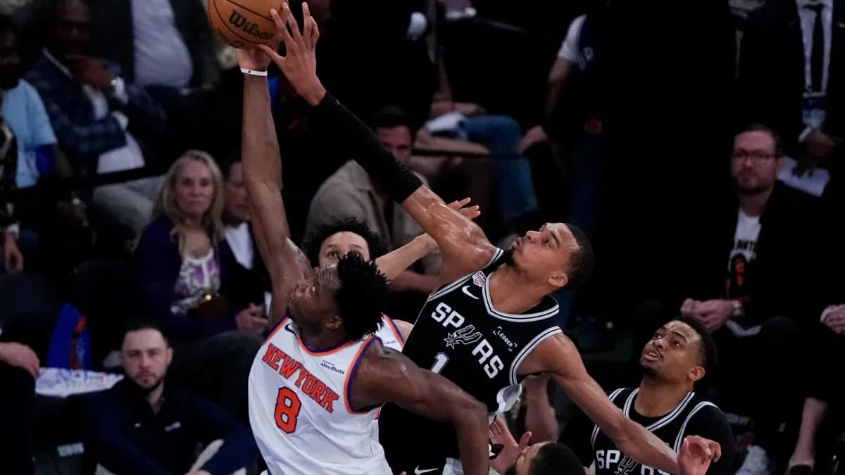 Jugador de New York intenta encestar ante defensa de Spurs
