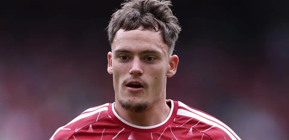 Jugador de Liverpool en uniforme rojo durante partido