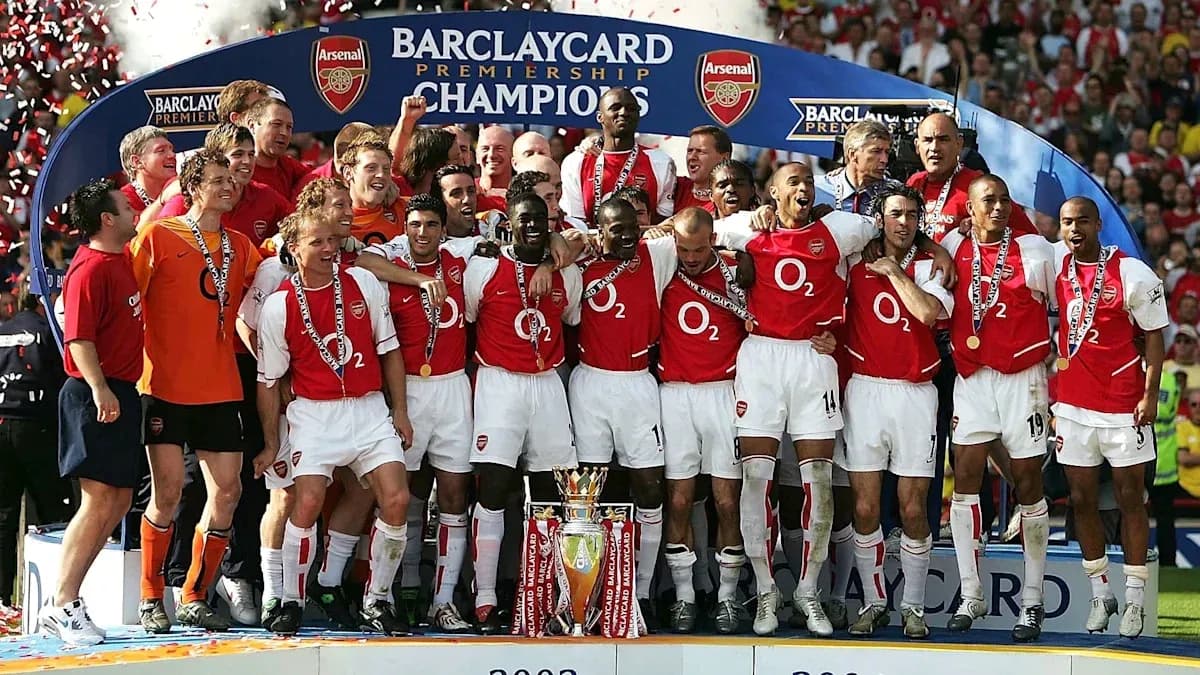 Equipo de Arsenal celebrando el campeonato de la Premier League Equipo de Arsenal celebrando el campeonato de la Premier League