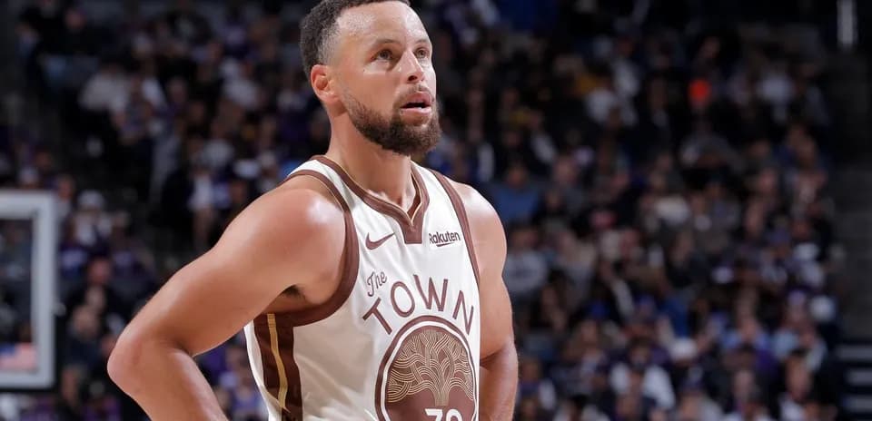 Jugador con uniforme de los Golden State Warriors en cancha