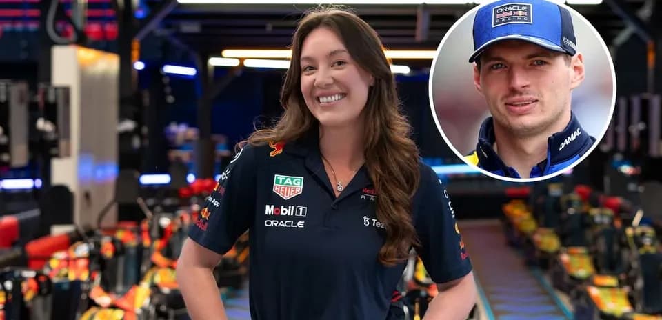 Mujer sonriendo en garaje de Red Bull Racing