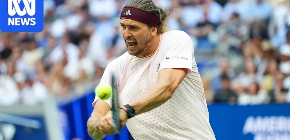 Jugador golpeando una pelota de tenis en partido