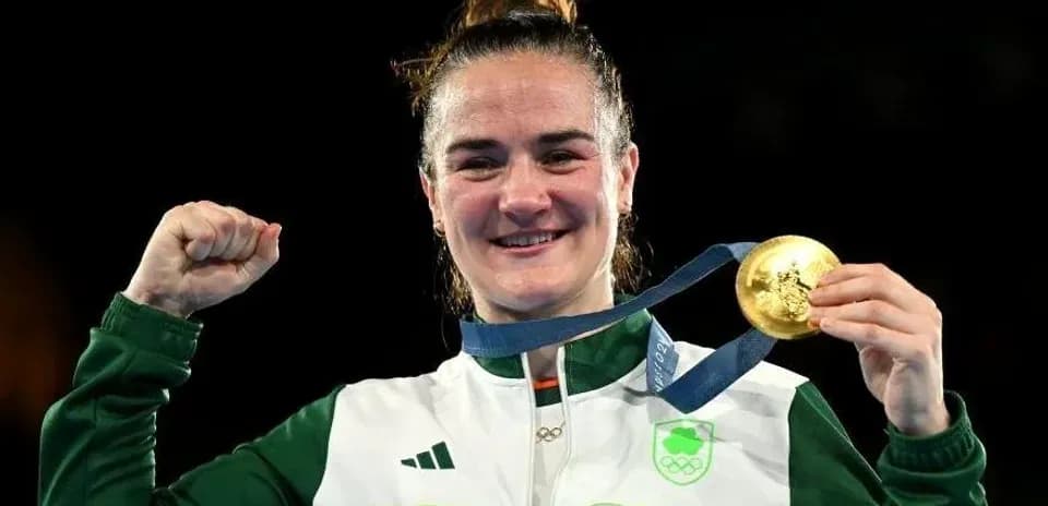 Atleta irlandesa sosteniendo medalla de oro