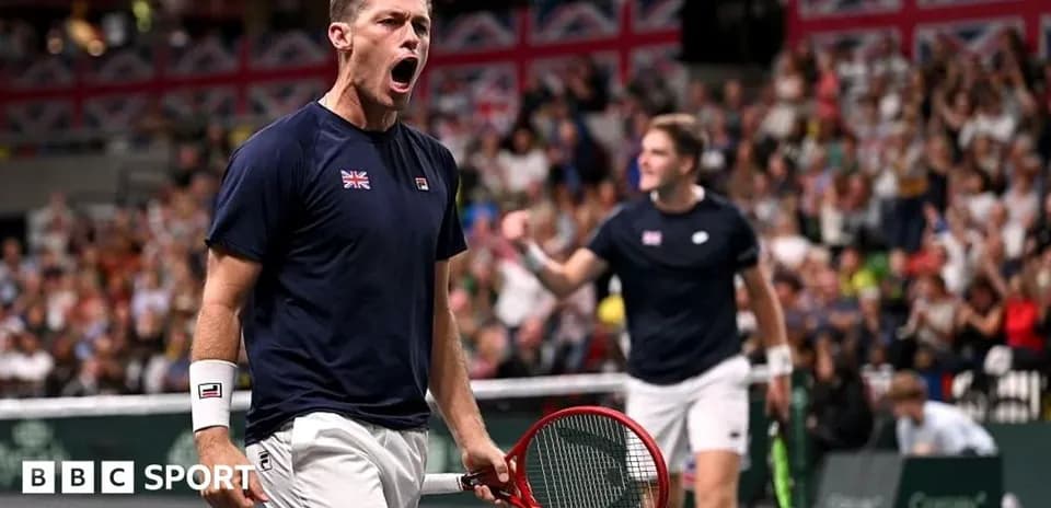 Jugador de tenis celebrando en la cancha