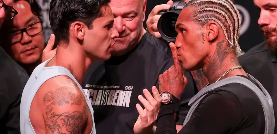 Boxeadores cara a cara en pesaje previo al combate