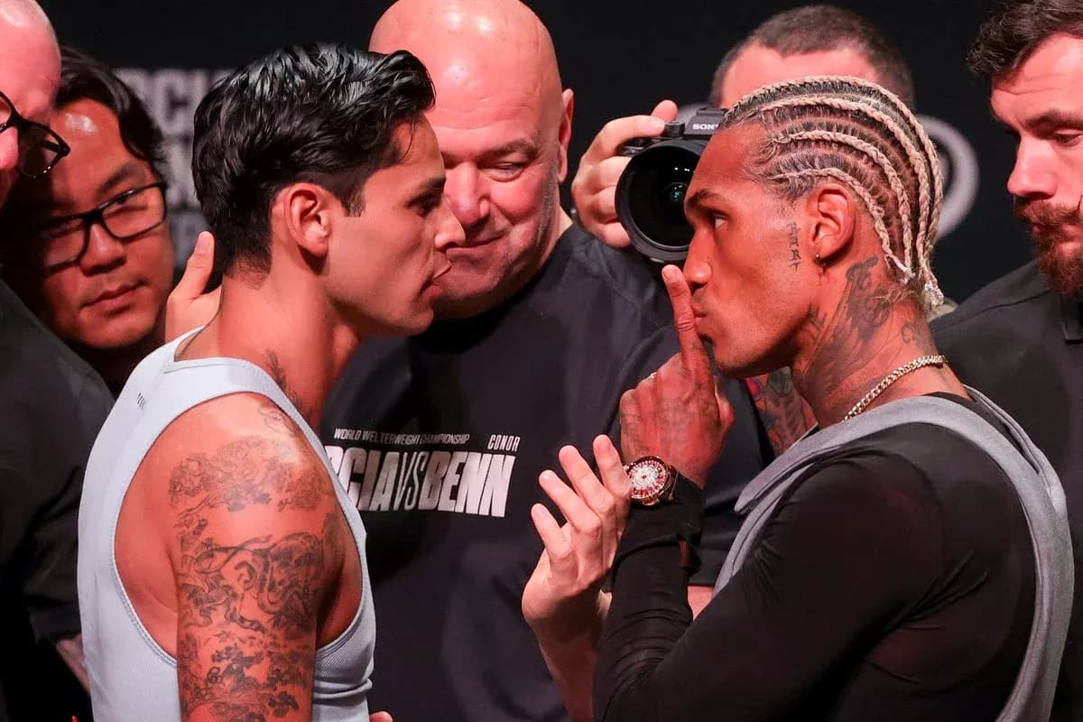 Boxeadores cara a cara en pesaje previo al combate