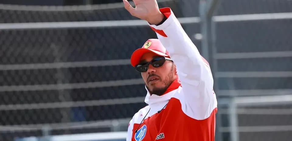 Piloto saludando en el circuito de carreras