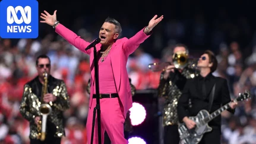 Artista en traje rosa cantando con banda en escenario