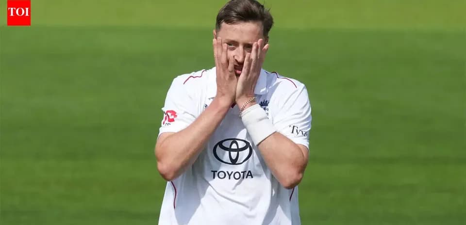 Jugador de cricket cubriéndose la cara en el campo