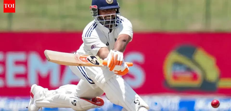 Jugador de cricket golpeando la pelota con el bate