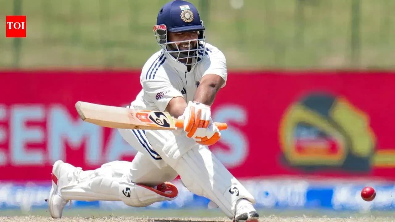 Jugador de cricket golpeando la pelota con el bate