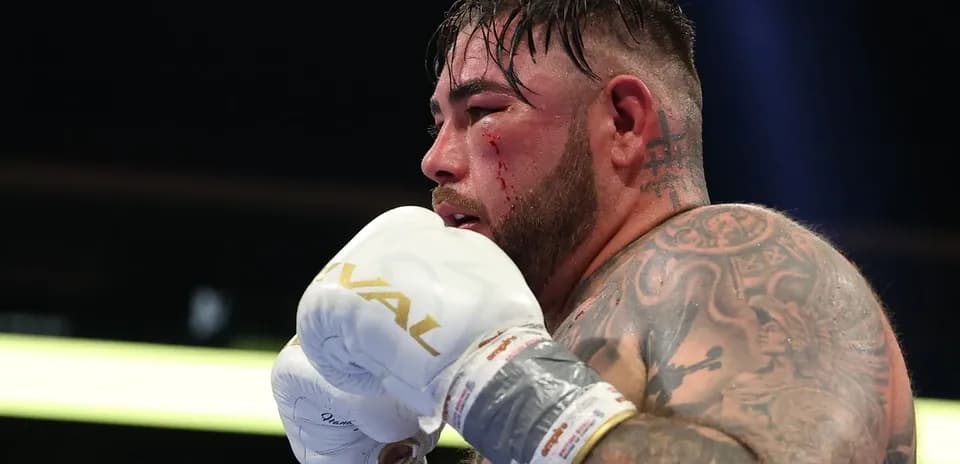 Boxeador con guantes, mostrando un corte en la cara