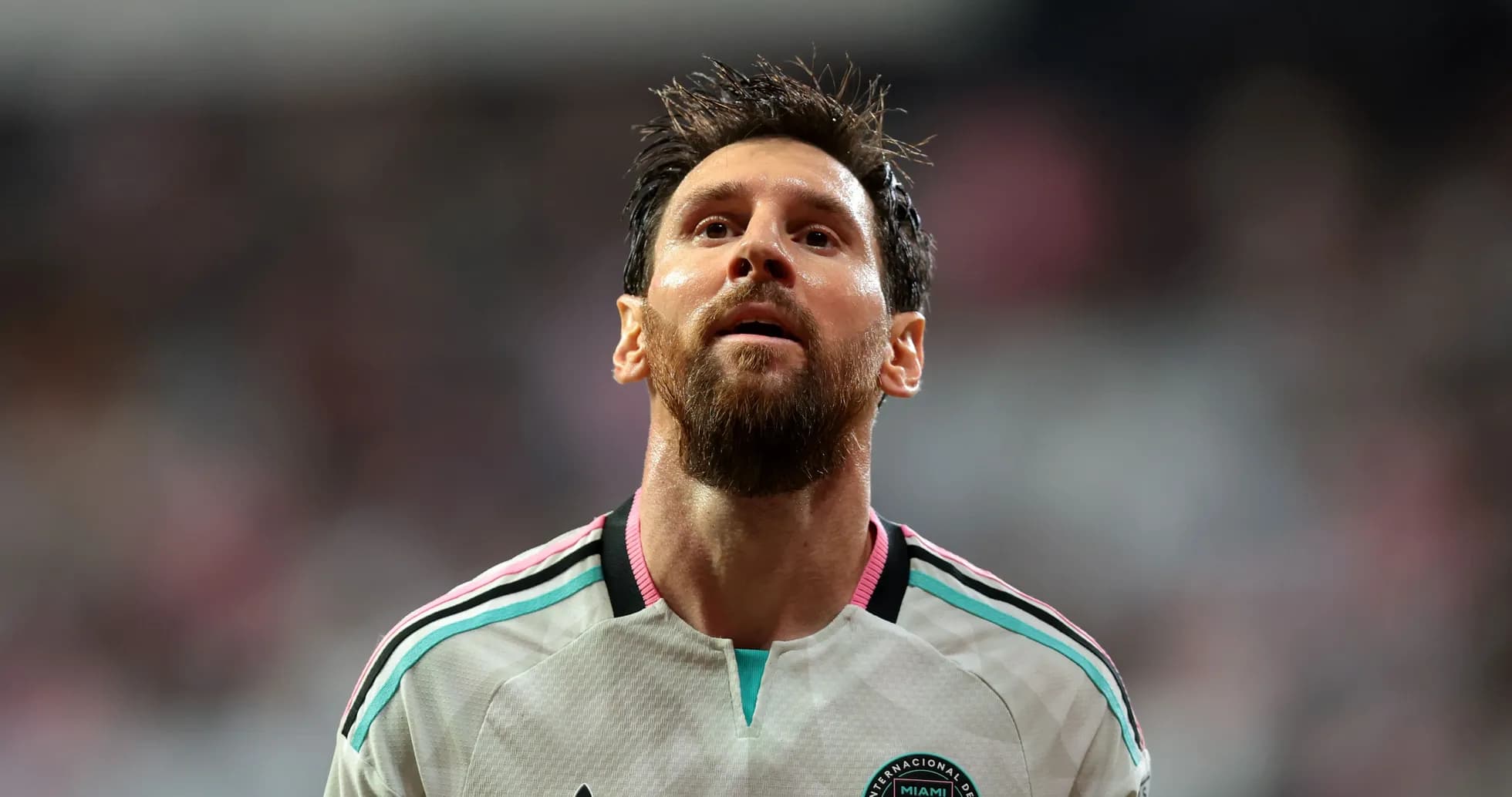 Jugador con camiseta del Inter Miami mirando hacia arriba