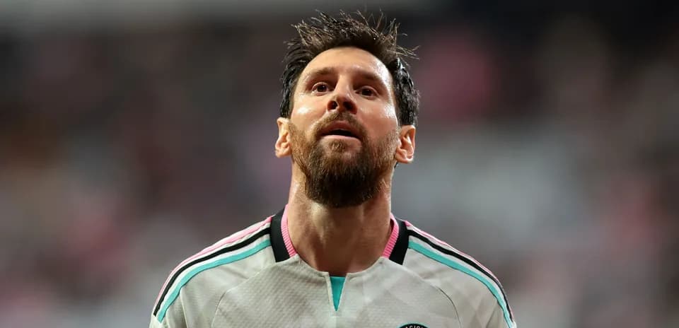 Jugador con camiseta del Inter Miami mirando hacia arriba