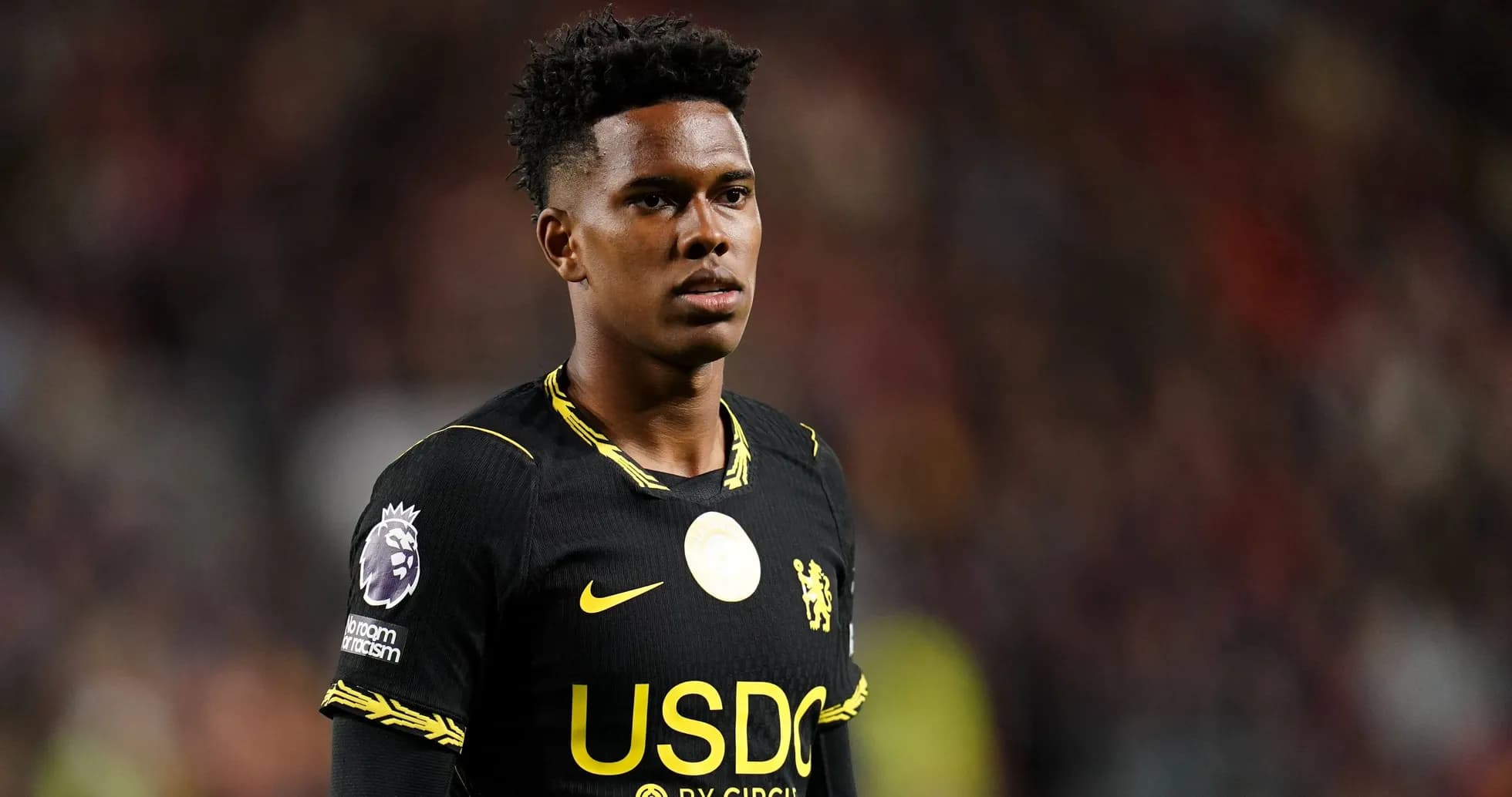 Jugador de Chelsea en uniforme negro en el campo