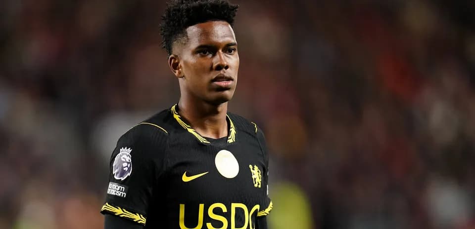 Jugador de Chelsea en uniforme negro en el campo