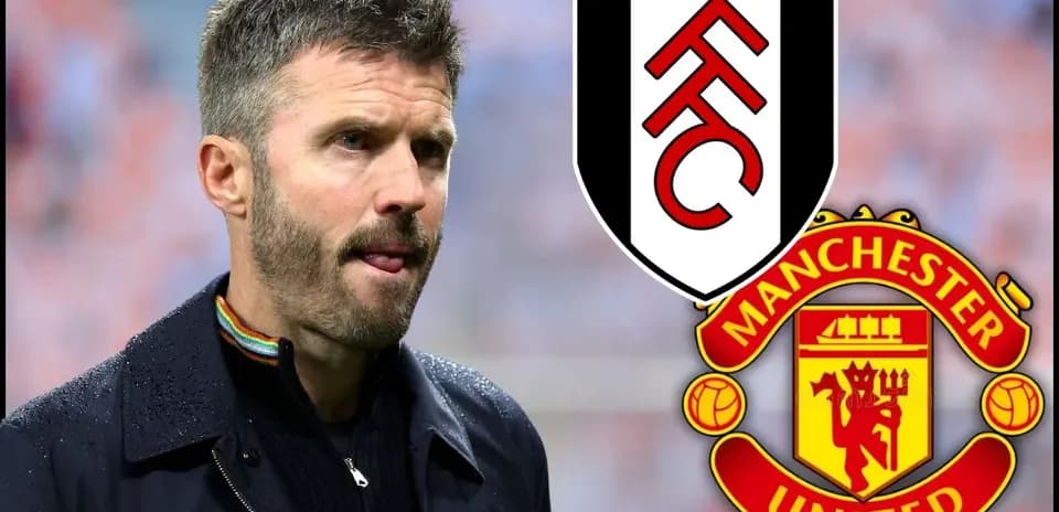 Entrenador en primer plano con logotipos de Fulham y Manchester United