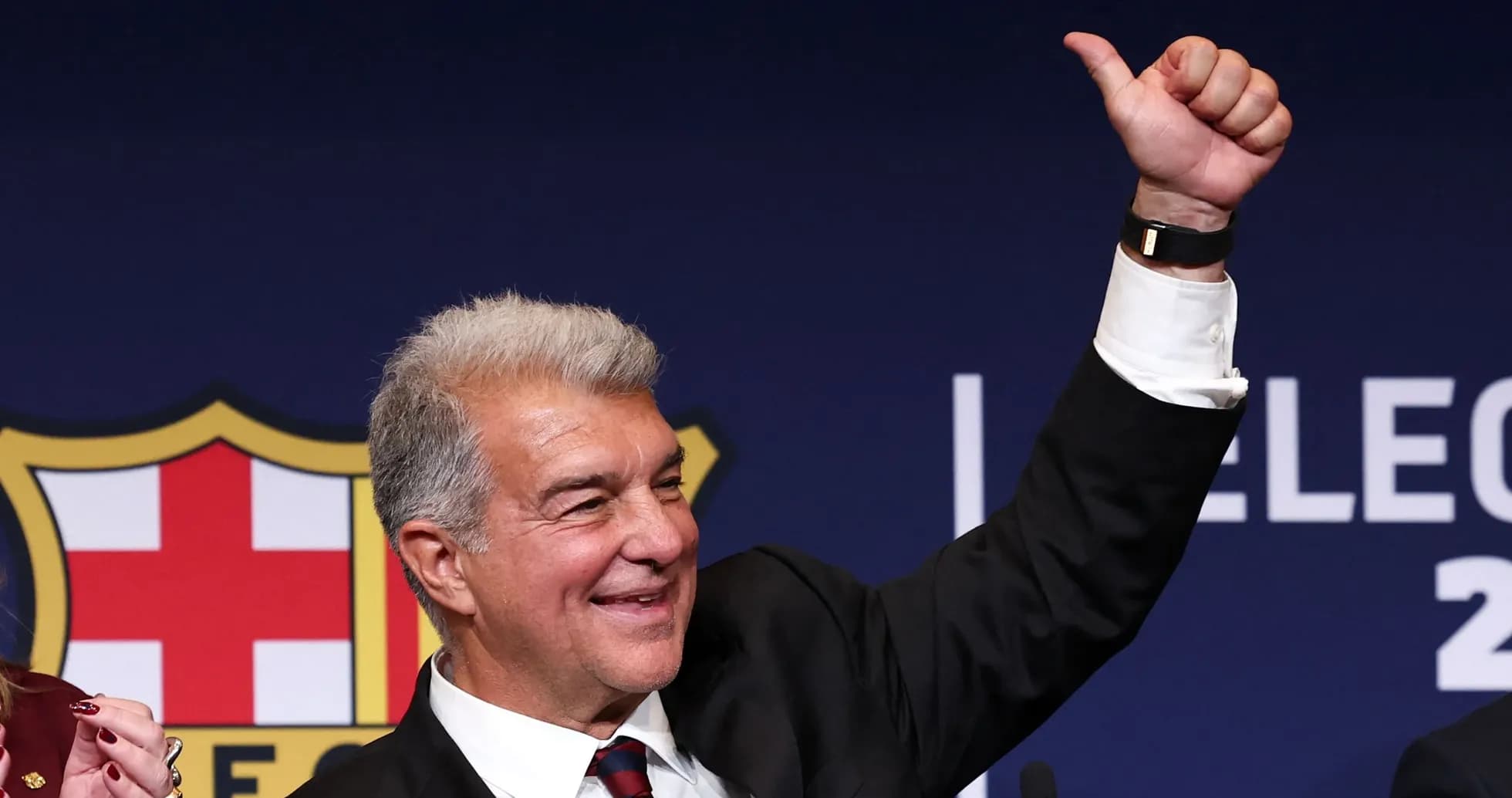 Presidente levantando el pulgar en evento electoral