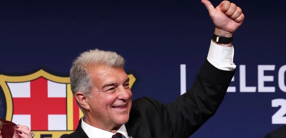 Presidente levantando el pulgar en evento electoral