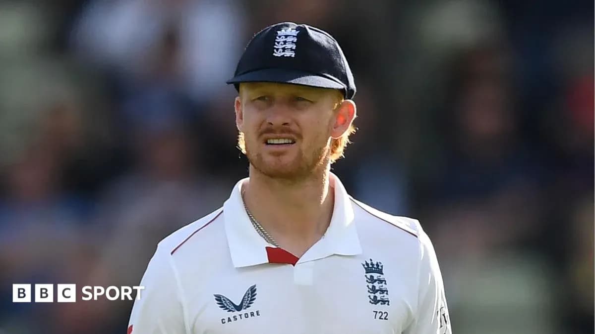 Jugador de cricket de Inglaterra en el campo