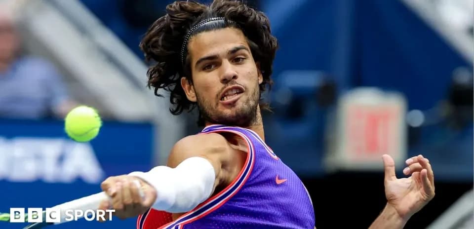 Jugador de tenis golpeando una pelota en partido