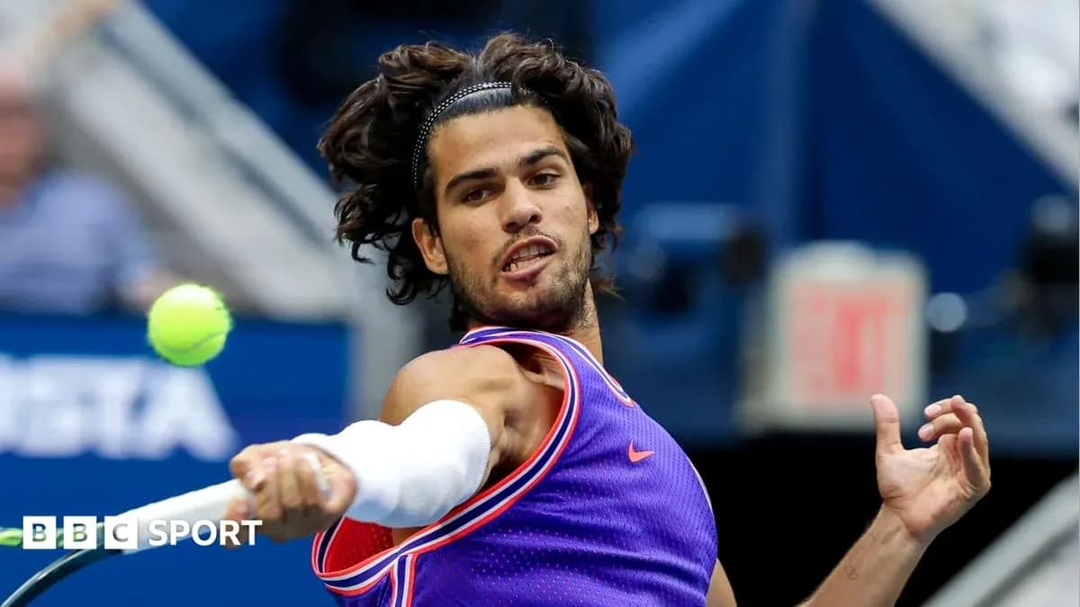 Jugador de tenis golpeando una pelota en partido