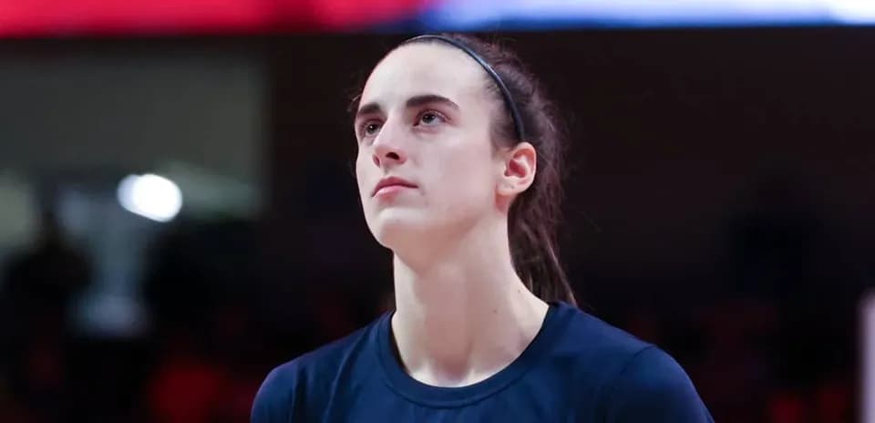 Jugadora de baloncesto mirando hacia arriba en la cancha
