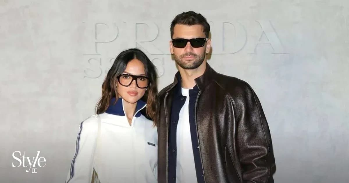 Pareja posando frente a fondo de Prada