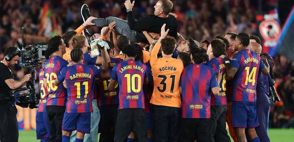 Jugadores del FC Barcelona celebrando con su entrenador
