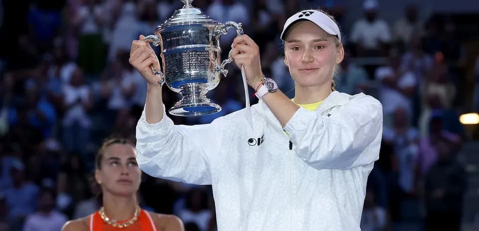 Jugadora levantando el trofeo en celebración