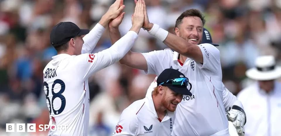 Jugadores de cricket celebrando una wicket en equipo