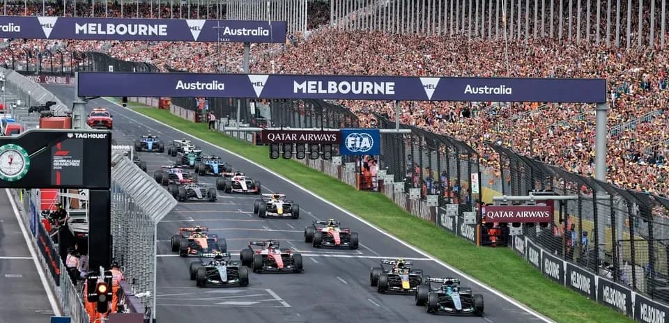 Coches de F1 compitiendo en el Gran Premio de Australia