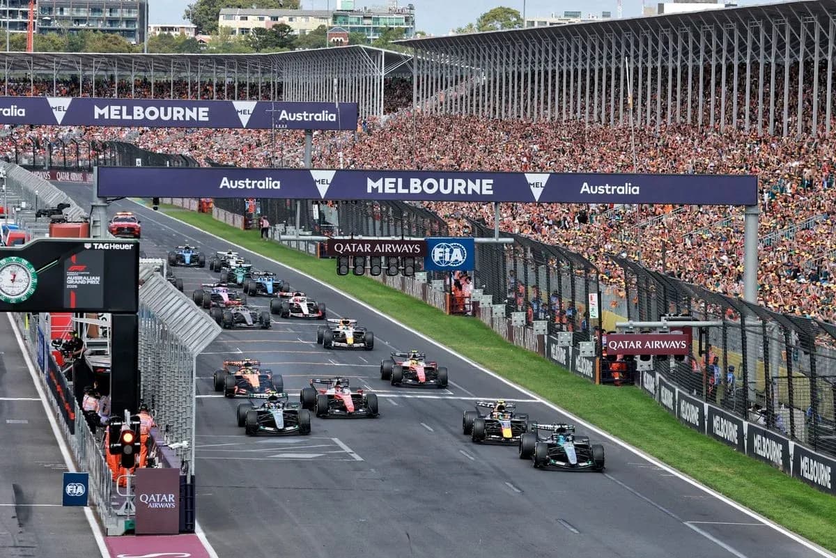 Coches de F1 compitiendo en el Gran Premio de Australia
