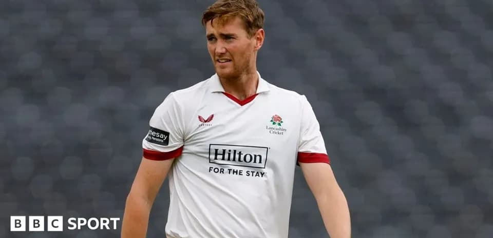 Jugador de cricket con uniforme de Lancashire Cricket