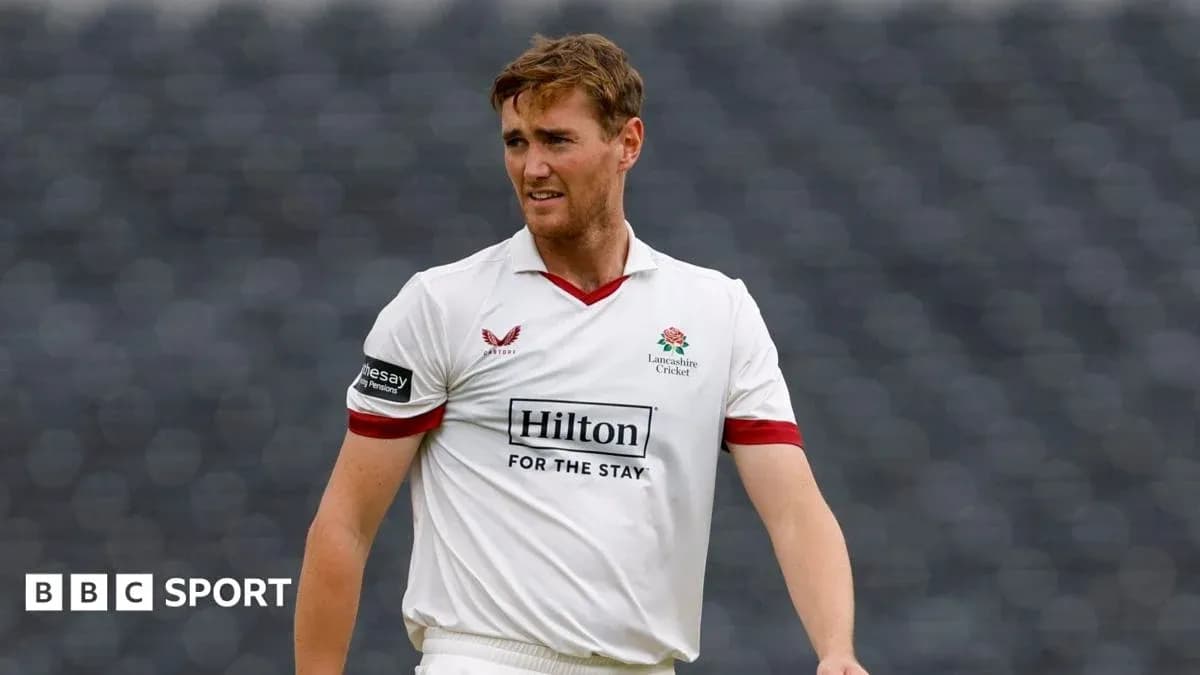 Jugador de cricket con uniforme de Lancashire Cricket