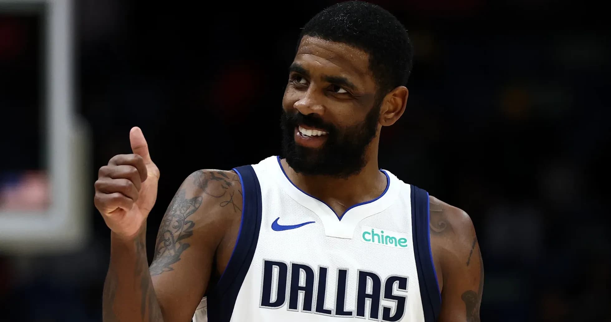 Jugador de Dallas Mavericks sonriendo y haciendo pulgar arriba