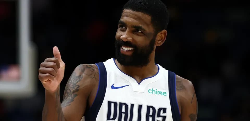 Jugador de Dallas Mavericks sonriendo y haciendo pulgar arriba