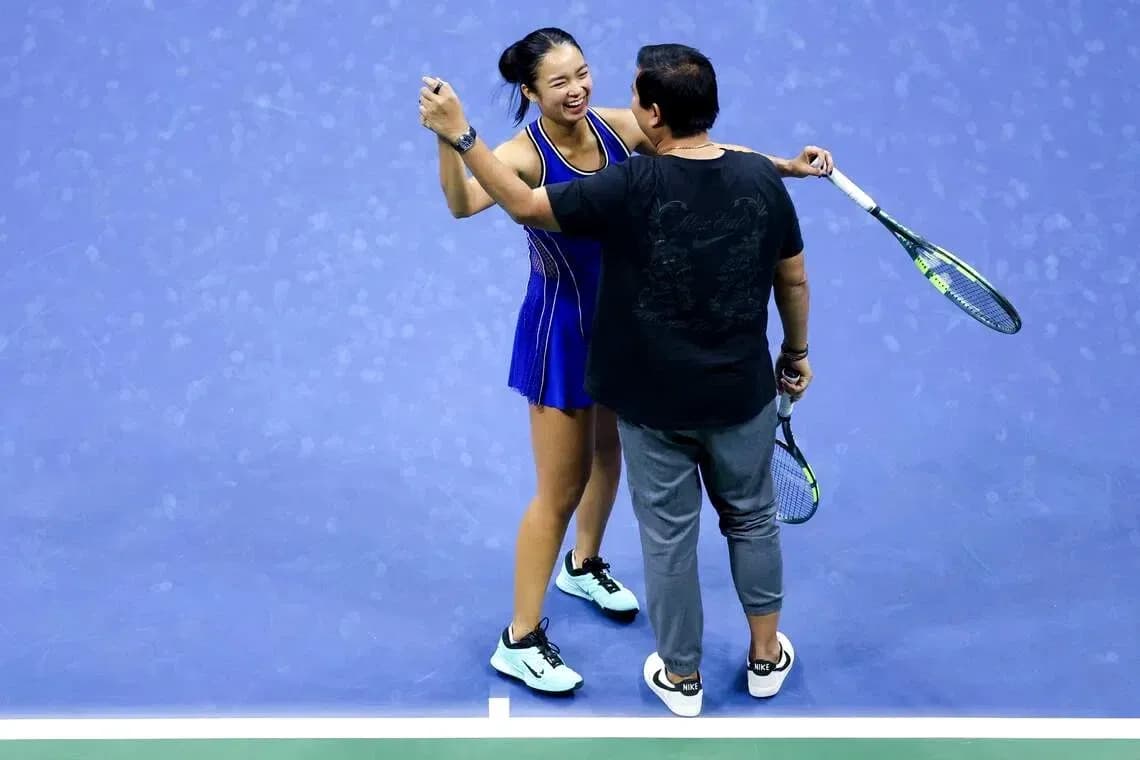 Jugadora de tenis celebrando con entrenador en cancha