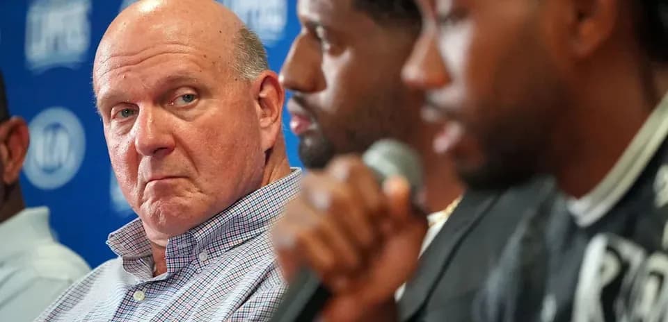 Steve Ballmer escuchando en conferencia de prensa