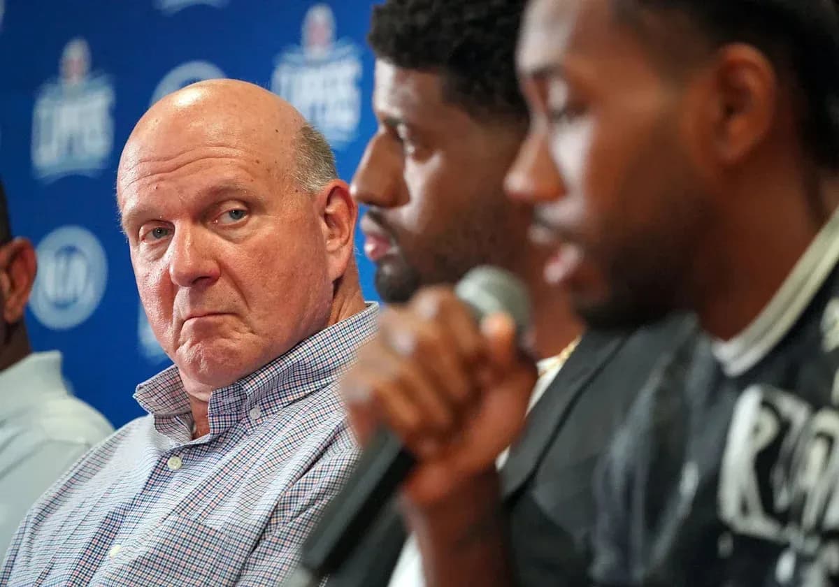 Steve Ballmer escuchando en conferencia de prensa