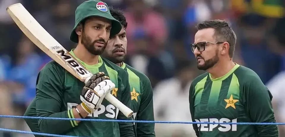 Jugadores de críquet de Pakistán en el campo