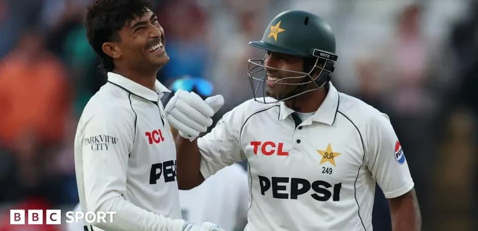 Jugadores de críquet de Pakistán celebrando en el campo