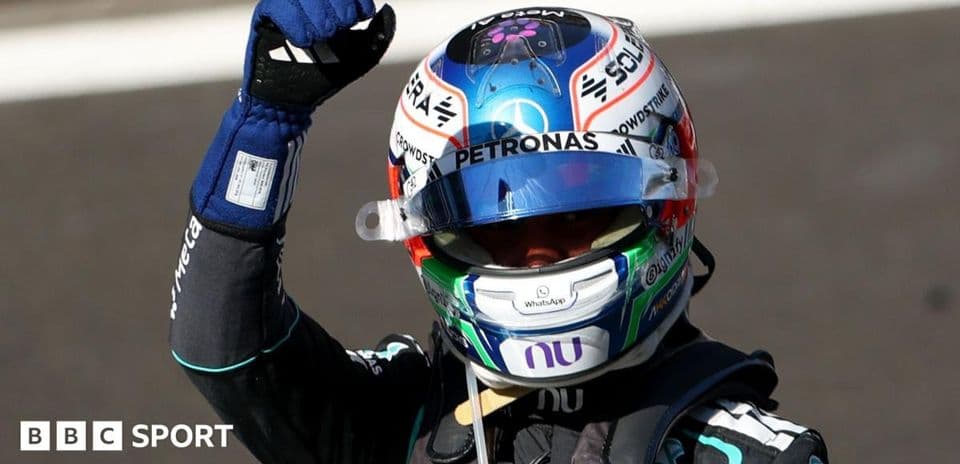 Piloto de Fórmula 1 levantando el puño en celebración