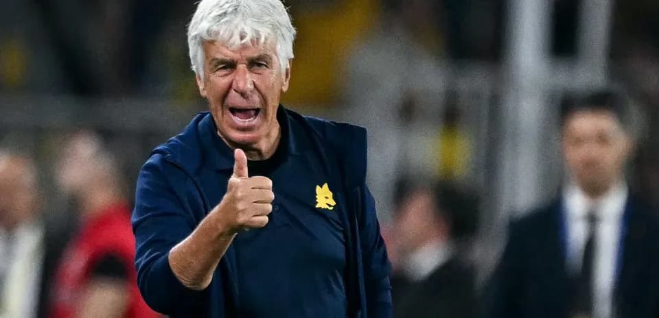 Entrenador dando pulgar arriba en el partido