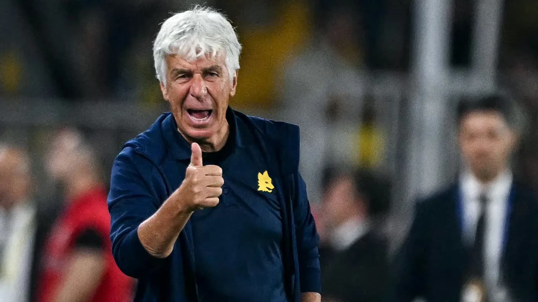 Entrenador dando pulgar arriba en el partido