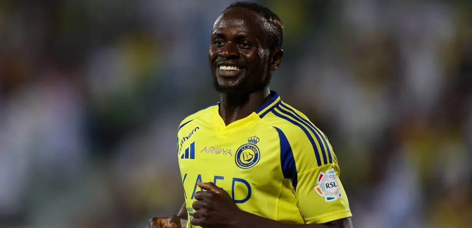 Jugador de Al Nassr sonriendo en el campo