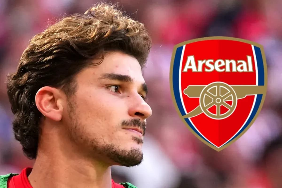 Jugador de Arsenal con logo del club de fondo
