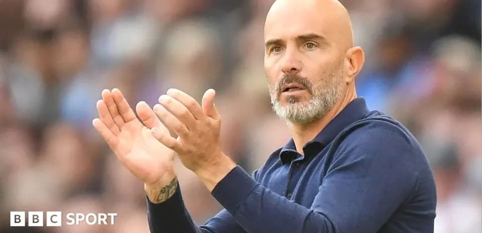 Entrenador aplaudiendo desde la línea de banda