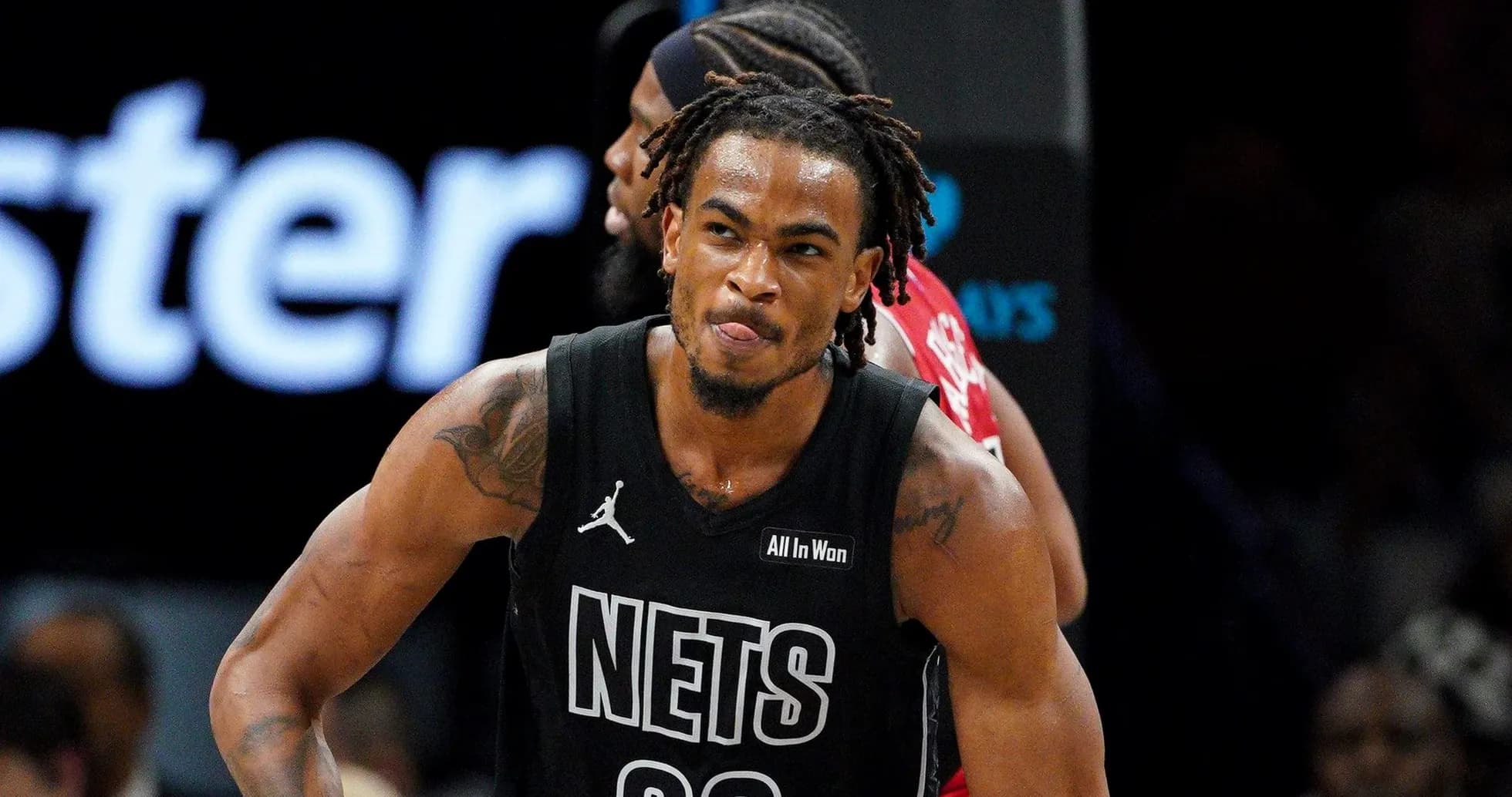 Jugador de los Nets celebrando durante el partido